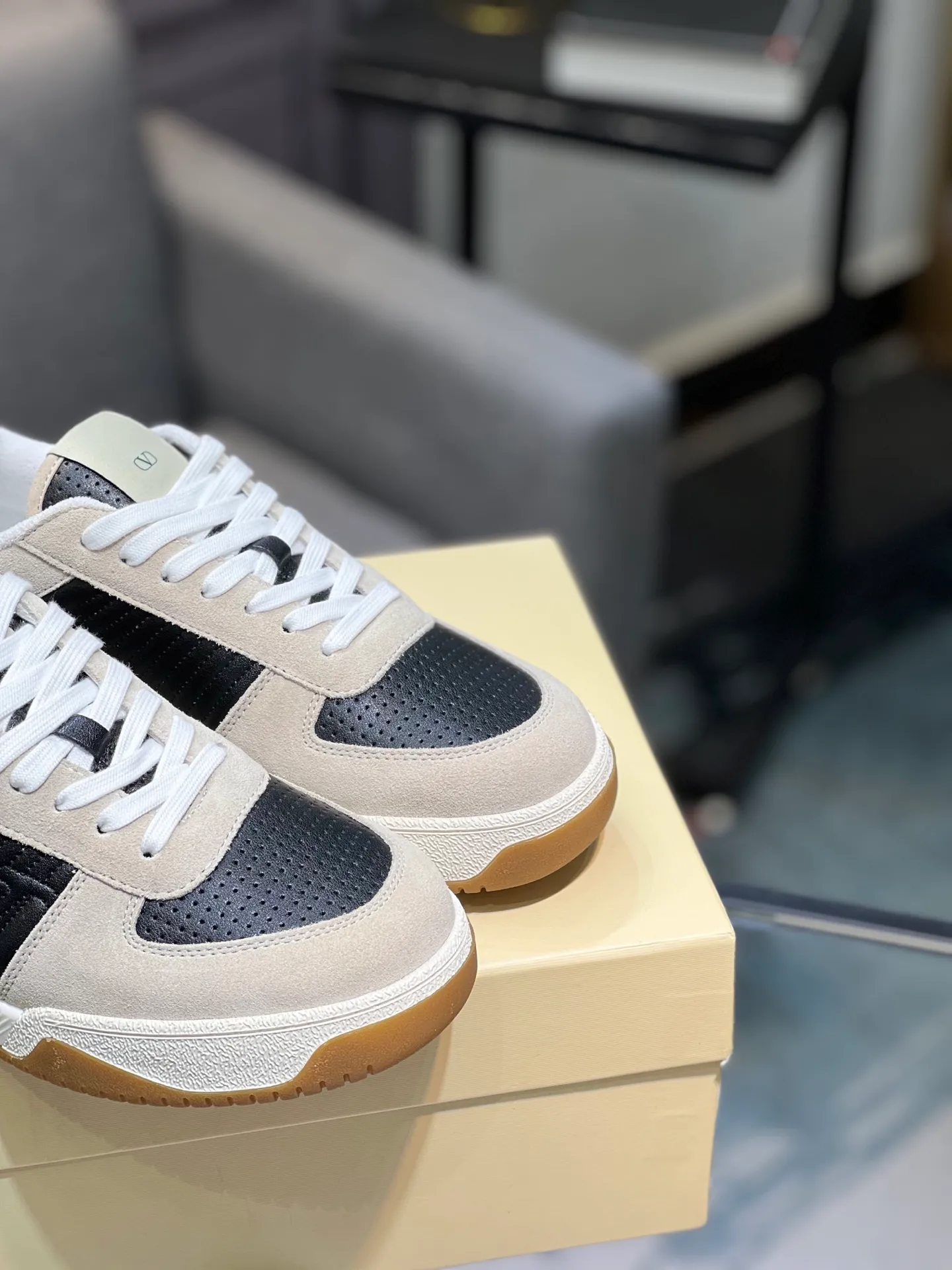 Men's shoes 💰720 VALENTINO Valentino 2025 popular casual sports shoes! 👍Fabric: Original custom punched + full-grain cowhide 👍Feet: cowhide + V-mark special injection insole (original 1:1) 👍Outsole: TPR+raw rubber combination wear-resistant outsole 👍Packaging: original beige full set of noble counter packaging 👍Code number: women's 35-41, men's 38-45 women's 40.41 men's 45.46 customized